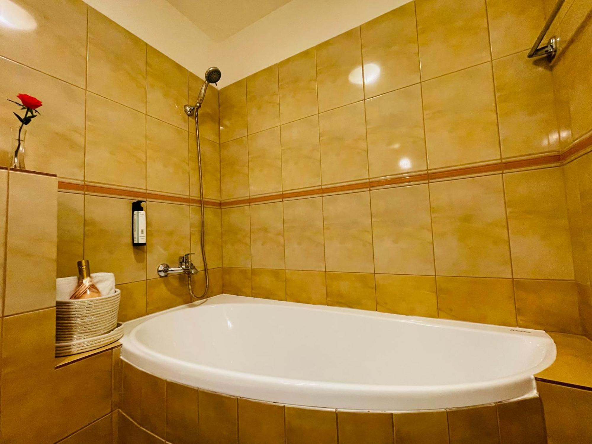 Hotel Majovey Жилина Экстерьер фото