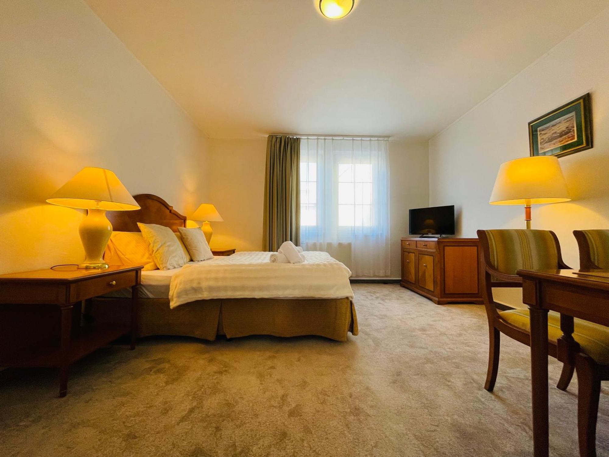 Hotel Majovey Жилина Экстерьер фото