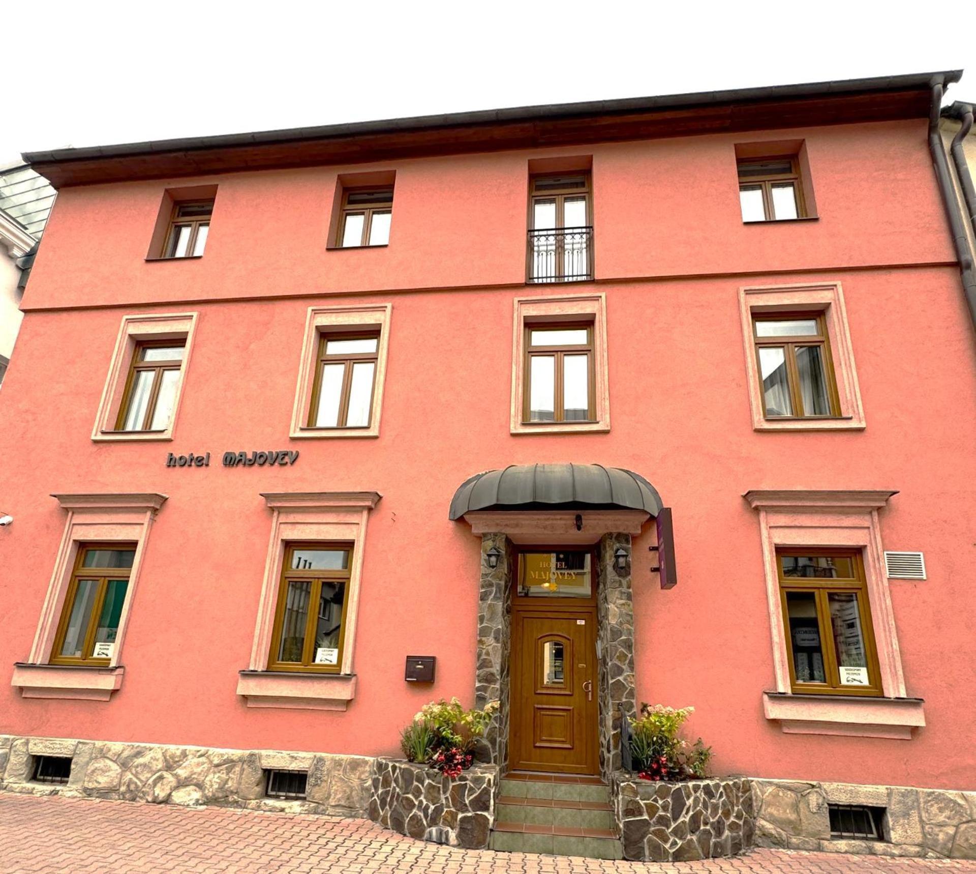 Hotel Majovey Жилина Экстерьер фото